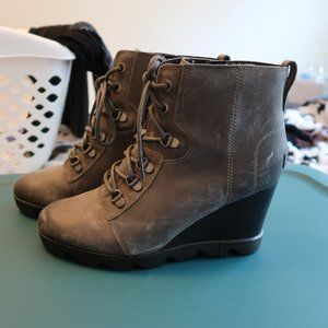Sorel Joan uptown lace bootie wedge - quarry